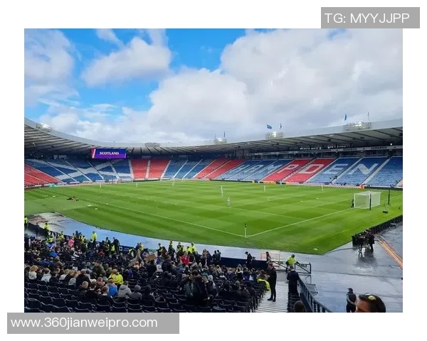 从绿茵场到球场巨星的转型之路:揭秘足球球员如何跨足娱乐圈与商业世界 从绿茵场到球场巨星的转型之路:揭秘足球球员如何跨足娱乐圈与商业世界