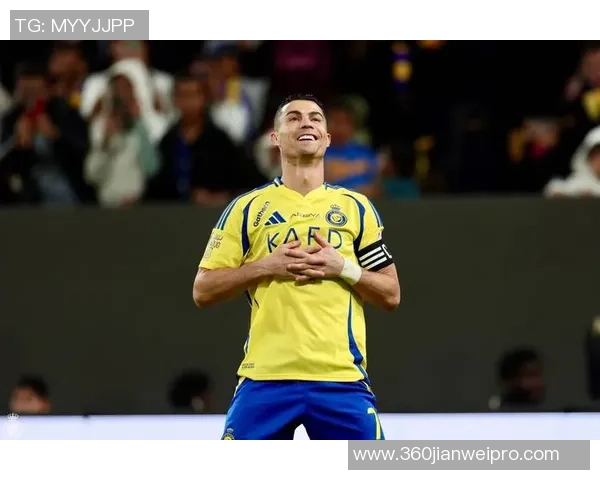 足球巨星半边脸剪影展现力量与魅力,细看球场背后的专注与激情 足球巨星半边脸剪影展现力量与魅力,细看球场背后的专注与激情